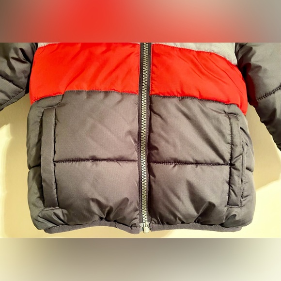 Little Boy’s Sz 2T Black, Gray & Red Members Mark Fleece Lined Cozy Puffer Coat - Picture 4 of 14